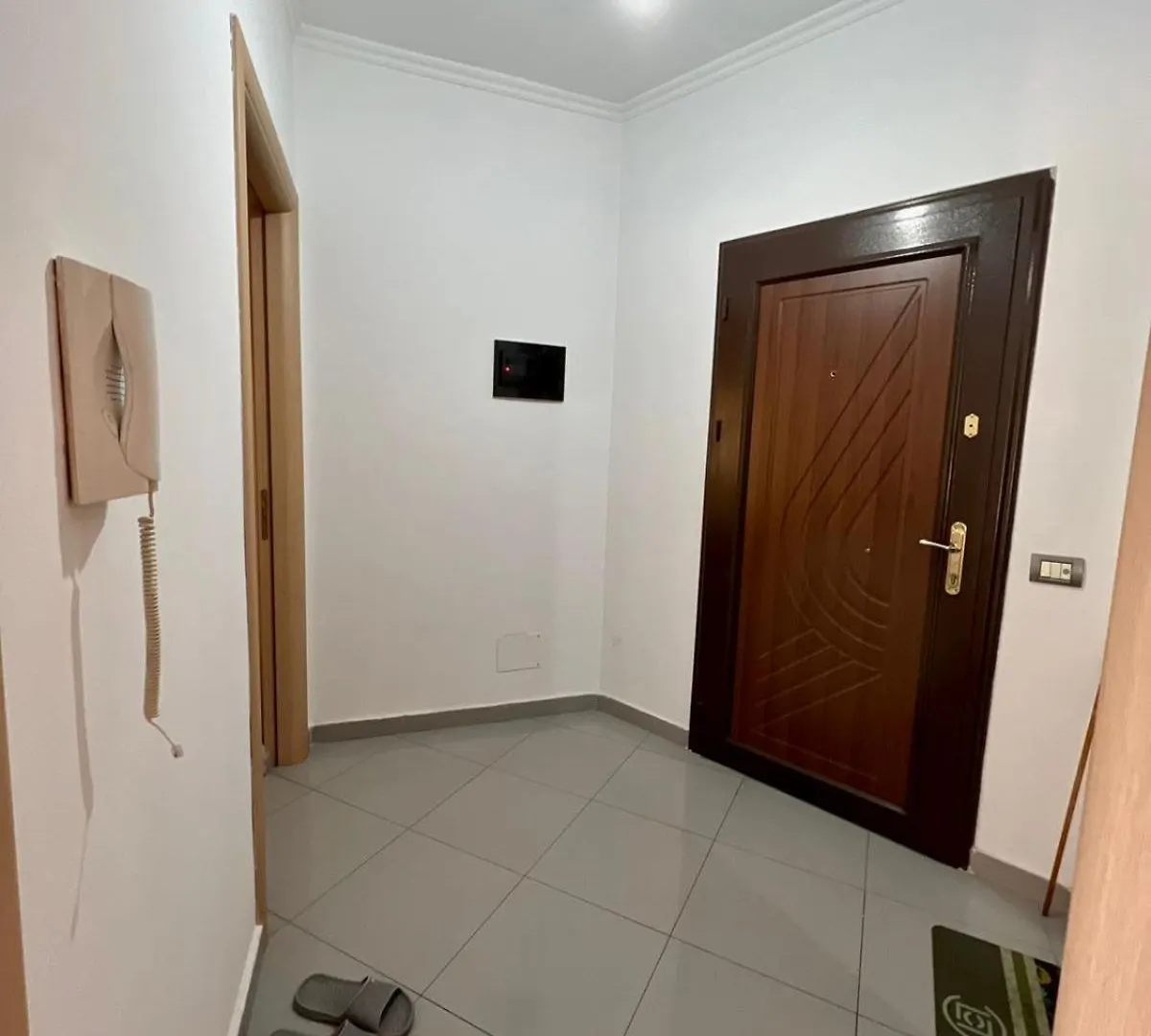 טיראנה Kris Apartament 0*,  אלבניה